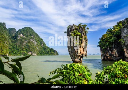 Ko tapu (unghie isola) off james bond island nella baia di Phang nga, Phuket, Thailandia meridionale Foto Stock