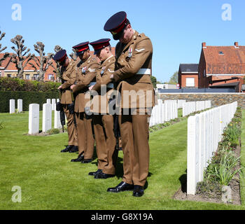 La Guardia d'onore al servizio funebre del soldato della prima guerra mondiale Gunner Joseph Rowbottom che è stato sepolto insieme a quattro soldati sconosciuti al cimitero di Ypres Town in Belgio dopo essere stati uccisi in azione nel 1915. Foto Stock