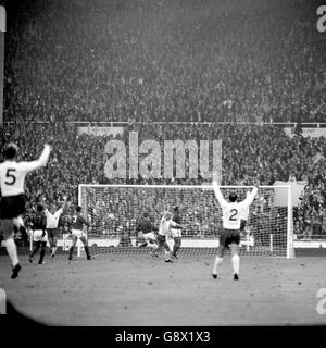 L'inglese Bobby Charlton (sesto l) si gira per festeggiare il traguardo di apertura come compagni di squadra Jack Charlton (l), Roger Hunt (terzo l), George Cohen (r) e Alan Ball (dietro Cohen) acclamano l'apripista. I giocatori portoghesi espulsi sono Mario Coluna (secondo l), Jose Pereira (quarto l), Jose Carlos quinto l) e Hilario (settimo l) Foto Stock