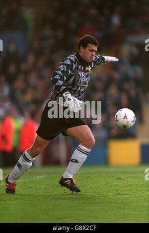 Calcio - fa Carling Premiership - Wimbledon / Manchester United. Neil Sullivan di Wimbledon calcia la palla downfield Foto Stock