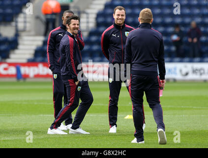 Joey Barton di Burnley condivide uno scherzo con i compagni di squadra prima di iniziare la partita durante la partita del campionato Sky Bet a Deepdale, Preston. Foto Stock