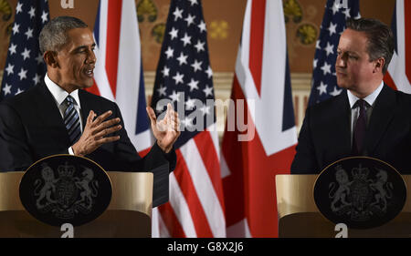 Il primo ministro David Cameron (destra) tiene una conferenza stampa congiunta con il presidente americano Barack Obama, presso il Foreign and Commonwealth Office, a seguito di un incontro bilaterale a Downing Street, Londra. Foto Stock