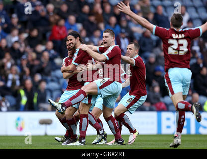 Joey Barton di Burnley festeggia il suo primo gol del gioco con i compagni di squadra durante la partita del campionato Sky Bet a Deepdale, Preston. Foto Stock