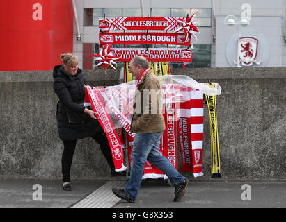 Le sciarpe Middlesbrough sono in vendita fuori terra prima della partita del campionato Sky Bet al Riverside Stadium, Middlesbrough. PREMERE ASSOCIAZIONE foto. Data immagine: Sabato 23 aprile 2016. Vedi PA storia CALCIO Middlesbrough. Il credito fotografico dovrebbe essere: Scott Heppell/PA Wire. RESTRIZIONI: Nessun utilizzo con audio, video, dati, elenchi di apparecchi, logo di club/campionato o servizi "live" non autorizzati. L'uso in-match online è limitato a 75 immagini, senza emulazione video. Nessun utilizzo nelle scommesse, nei giochi o nelle pubblicazioni di singoli club/campionati/giocatori. Foto Stock