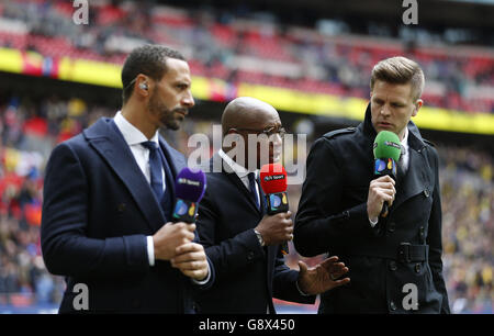 BT Sport TV presentatori (sinistra-destra) Rio Ferdinand, Ian Wright e Jake Humphreys prima della Emirates fa Cup, semi-finale al Wembley Stadium, Londra. Foto Stock