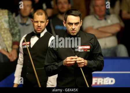 Barry Hawkins e Ronnie o'Sullivan (a destra) durante il 9° giorno dei Campionati Mondiali di Snooker Betfred al Crucible Theatre di Sheffield. Foto Stock