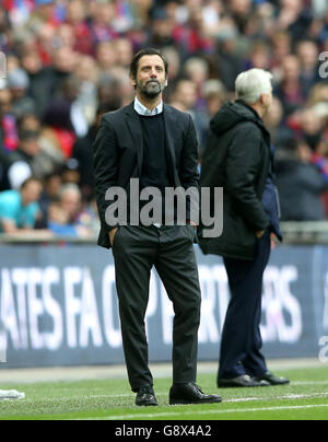 Alan Pardew, direttore del Crystal Palace (a destra), e Quique Sanchez Flores, direttore di Watford, sulla linea di contatto durante la fa Cup di Emirates, partita semifinale al Wembley Stadium di Londra. Foto Stock