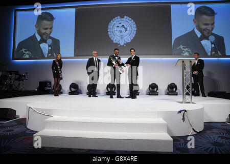 Il Riyad Mahrez di Leicester City (centro) con il premio per il giocatore dell'anno 2016 PFA durante i premi PFA al Grosvenor House Hotel di Londra. Foto Stock