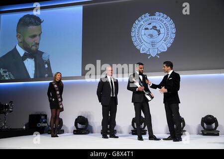 Il Riyad Mahrez di Leicester City (centro) con il premio per il giocatore dell'anno 2016 PFA durante i premi PFA al Grosvenor House Hotel di Londra. Foto Stock