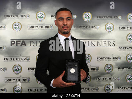 Oxford United's Kemar Roife con il premio PFA League Two Divisional Award 2016 durante i premi PFA al Grosvenor House Hotel di Londra. Foto Stock