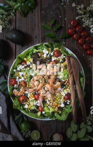 Una grande ciotola di gamberi alla griglia e insalata di mais fotografata dalla vista dall'alto. Foto Stock