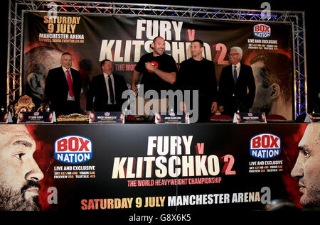 Conferenza stampa Tyson Fury e Wladimir Klitschko - Manchester Arena. Tyson Fury (a sinistra) e Wladimir Klitschko durante la conferenza stampa Manchester Arena, Manchester. Foto Stock