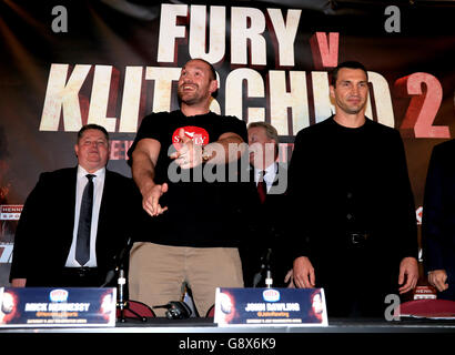 Tyson Fury (a sinistra) e Wladimir Klitschko durante la conferenza stampa Manchester Arena, Manchester. Foto Stock