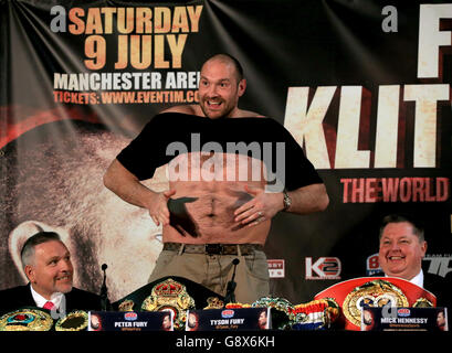 Tyson Fury e Wladimir Klitschko Conferenza stampa - Arena di Manchester Foto Stock