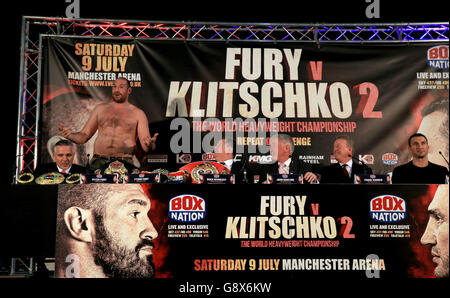 Conferenza stampa Tyson Fury e Wladimir Klitschko - Manchester Arena. Tyson Fury (a sinistra) e Wladimir Klitschko durante la conferenza stampa Manchester Arena, Manchester. Foto Stock