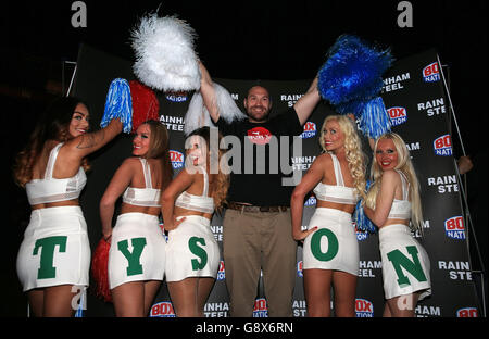 Conferenza stampa Tyson Fury e Wladimir Klitschko - Manchester Arena. Tyson Fury con i cheerleaders che indossano un abbigliamento che scrivono il suo nome durante la conferenza stampa Manchester Arena, Manchester. Foto Stock