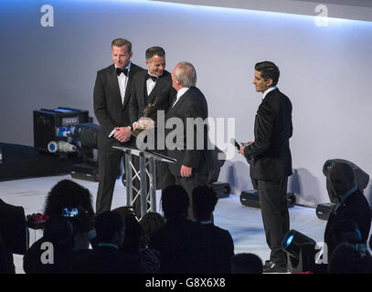 L'assistente di Manchester United Ryan Giggs (2° a sinistra) con il presidente della PFA Ritchie Humphreys (a sinistra), l'amministratore delegato della PFA Gordon Taylor (2° a destra) e l'ospite Manish Bhasin dopo aver vinto il PFA Merit Award durante i PFA Awards al Grosvenor House Hotel di Londra. Foto Stock