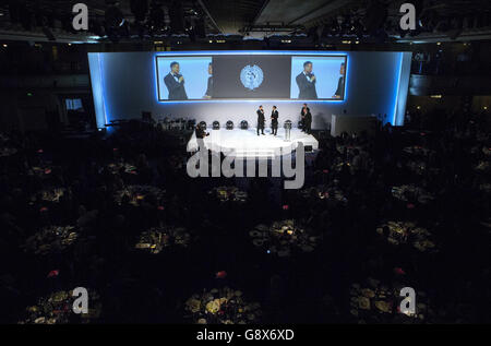 L'assistente allenatore Ryan Giggs (a sinistra) del Manchester United viene intervistato dall'ospite Manish Bhasin dopo aver vinto il PFA Merit Award durante i PFA Awards al Grosvenor House Hotel di Londra. Foto Stock