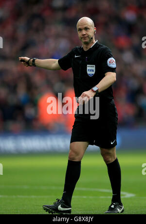 Arbitro della partita Anthony Taylor durante la Emirates fa Cup, partita semifinale allo stadio di Wembley, Londra. Foto Stock