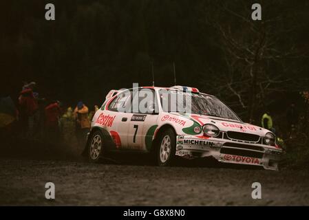 Didier Auriol e Denis Giraudet arano attraverso il fango dentro La loro Toyota Corolla WRC Foto Stock