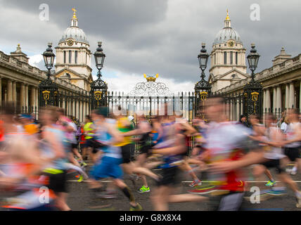 2016 Maratona di Londra di Virgin Money. I corridori passano l'Old Naval College di Greenwich, durante la Maratona di Londra Virgin Money del 2016. Foto Stock