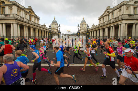 I corridori passano per l'Old Naval College, Greenwich, durante la Maratona di Londra 2016 Virgin Money. Foto Stock