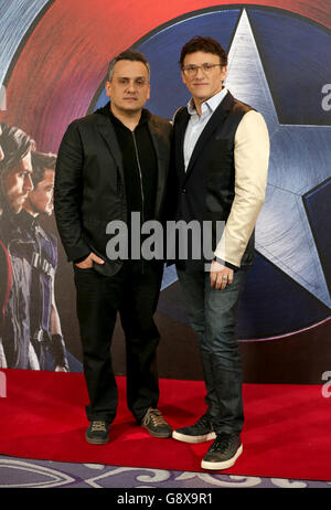 I direttori Joe Russo (a sinistra) e Anthony Russo hanno partecipato al Capitan America Civil War Photocall, al Corinthia Hotel di Londra. PREMERE ASSOCIAZIONE foto. Data foto: Lunedì 25 aprile 2016. Il credito fotografico dovrebbe leggere: Daniel Leal-Olivas/PA Wire Foto Stock
