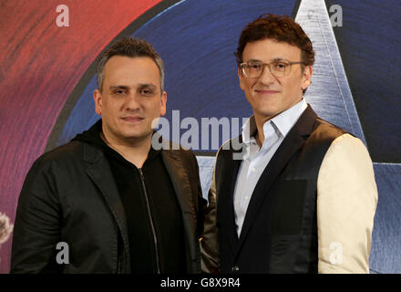 I direttori Joe Russo (a sinistra) e Anthony Russo hanno partecipato al Capitan America Civil War Photocall, al Corinthia Hotel di Londra. PREMERE ASSOCIAZIONE foto. Data foto: Lunedì 25 aprile 2016. Il credito fotografico dovrebbe leggere: Daniel Leal-Olivas/PA Wire Foto Stock