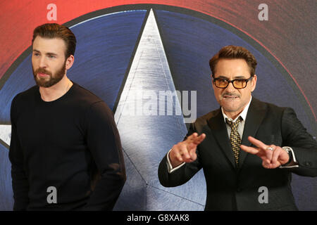 Chris Evans e Robert Downey Jr. (A destra) frequentano la Captain America Civil War Photocall, al Corinthia Hotel, Londra. PREMERE ASSOCIAZIONE foto. Data immagine: Lunedì 25 aprile 2016. Il credito fotografico dovrebbe essere: Daniel Leal-Olivas/PA Wire Foto Stock