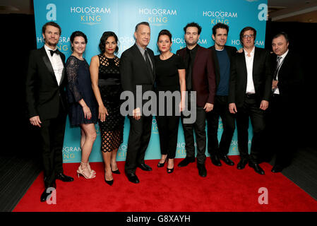 (Da sinistra a destra) Tim o'Hair, Megan Maczko, Sarita Choudhury, Tom Hanks, Sidse Babett Knudsen, Alexander Black, Tom Tykwer, Uwe Schott e Arcady Golubovich partecipano alla prima A Hologram per King UK presso la BFI Southbank, Londra. PREMERE ASSOCIAZIONE foto. Data immagine: Lunedì 25 aprile 2016. Scopri la storia di PA SHOWBIZ Hanks. Il credito fotografico dovrebbe essere: Daniel Leal-Olivas/PA Wire Foto Stock