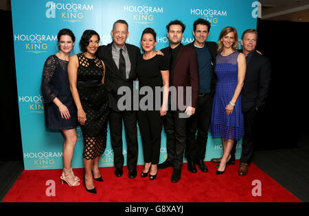 (Da sinistra a destra) Megan Maczko, Sarita Choudhury, Tom Hanks, Sidse Babett Knudsen, Alexander Black, Tom Tykwer, Christy Meyer e David Menkin frequentano la prima A Hologram per King UK presso la BFI Southbank, Londra. PREMERE ASSOCIAZIONE foto. Data immagine: Lunedì 25 aprile 2016. Scopri la storia di PA SHOWBIZ Hanks. Il credito fotografico dovrebbe essere: Daniel Leal-Olivas/PA Wire Foto Stock