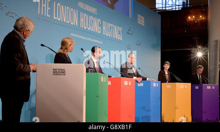 I candidati per il sindaco di Londra (da sinistra a destra) Sian Berry (verde), James Murray (laburista), Stephen Hammond (conservatore), Caroline Pidgeon (liberaldemocratici) e Peter Whittle (UKIP) frequentano il Mayoral Housing Hustings di Londra a St John's, Londra. Foto Stock