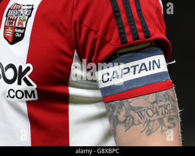 Brentford's Jake Tidwell indossando la banda di braccia del capitano durante la partita del campionato Sky Bet al KC Stadium, Hull. Foto Stock