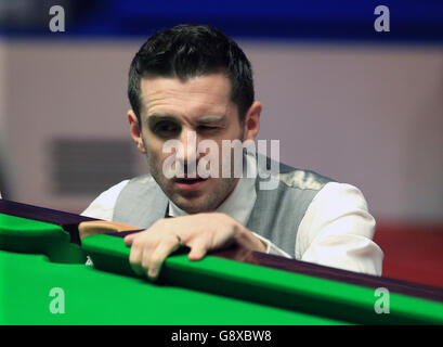 Mark Selby durante la sua partita con Marco fu il quattordici° giorno dei Campionati Mondiali di Snooker di Betfred al Crucible Theatre di Sheffield. PREMERE ASSOCIAZIONE foto. Data immagine: Venerdì 29 aprile 2016. Guarda la storia di PA SNOOKER World. Il credito fotografico dovrebbe essere: Mike Egerton/PA Wire Foto Stock