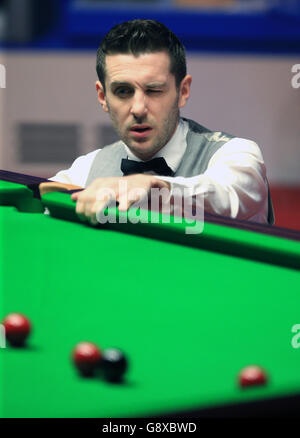 Mark Selby durante la sua partita con Marco fu il quattordici° giorno dei Campionati Mondiali di Snooker di Betfred al Crucible Theatre di Sheffield. Foto Stock