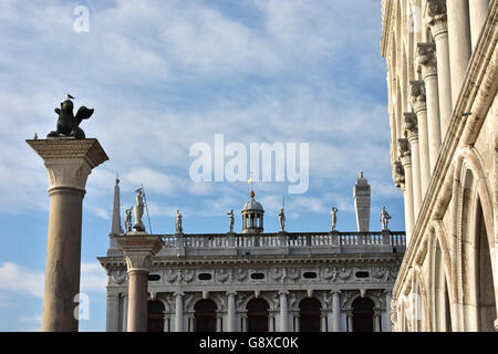 Piazza San Marco con il leone alato colonna, palazzo ducale portici e vecchia libreria al tramonto Foto Stock