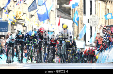 Il pilota Lotto Jumbo Dylan Groenewegen (a destra) vince la prima tappa del Tour de Yorkshire in Settle. PREMERE ASSOCIAZIONE foto. Data immagine: Venerdì 29 aprile 2016. Visita il tour CICLISTICO della storia della Pennsylvania de Yorkshire. Il credito fotografico dovrebbe essere: Martin Rickett/PA Wire Foto Stock