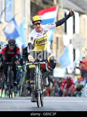 Il pilota Lotto Jumbo Dylan Groenewegen vince la prima tappa del Tour de Yorkshire in Settle. Foto Stock