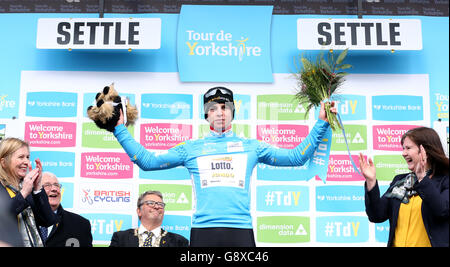 2016 Tour de Yorkshire - fase uno - Beverley da accontentare. Il pilota di Lotto Jumbo Dylan Groenewegen festeggia con la maglia dei leader dopo aver vinto la fase uno del Tour de Yorkshire in Settle. Foto Stock