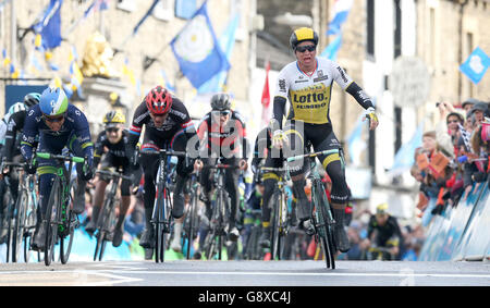 Il pilota Lotto Jumbo Dylan Groenewegen (a destra) vince la prima tappa del Tour de Yorkshire in Settle. PREMERE ASSOCIAZIONE foto. Data immagine: Venerdì 29 aprile 2016. Visita il tour CICLISTICO della storia della Pennsylvania de Yorkshire. Il credito fotografico dovrebbe essere: Martin Rickett/PA Wire Foto Stock