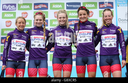 Team Gran Bretagna (sinistra-destra) Emma Pooley, Eleanor Dickinson, Evie Richards, Lizzie Armitstead e Alice Barnes dopo aver vinto la Best Team durante il Women's Tour de Yorkshire. Foto Stock