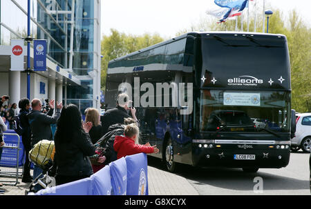 L'autobus della squadra di Leicester City lascia il King Power Stadium per la loro partita con Manchester United domani. Foto Stock