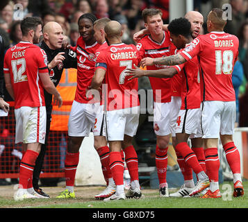 Il manager di Walsall Jon Whitney celebra il suo terzo obiettivo al fianco la partita con i suoi giocatori Foto Stock