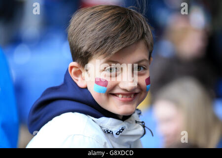 Un giovane fan di Burnley negli stand durante la partita del campionato Sky Bet a Turf Moor, Burnley. Foto Stock