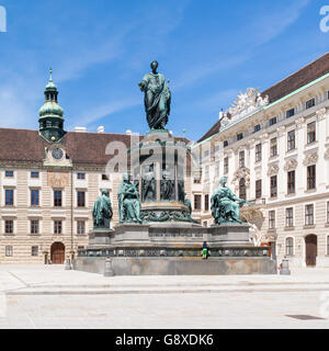 Palazzo di Hofburg corte con Amalienburg, il Museo di Sisi e monumento statua dell'Imperatore Francesco I, In der Burg, Vienna, Austria Foto Stock