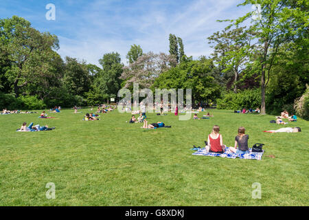Persone rilassarsi e godersi il bel tempo di domenica pomeriggio nel Stadtpark, City Gardens, a Vienna, in Austria Foto Stock