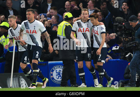 Harry Kane di Tottenham Hotspur (10) festeggia con il compagno di squadra Son Heung-min dopo aver segnato il suo primo gol durante la partita della Barclays Premier League a Stamford Bridge, Londra. Foto Stock