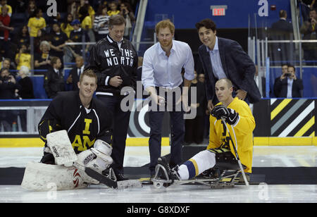 Il Principe Harry (al centro) si pone per il lancio del puck cerimoniale con il primo ministro canadese Justin Trudeau (indietro a destra) e il sindaco di Toronto John Tory (indietro a sinistra) con gli atleti di hockey da slitta al Mattamy Center durante la visita del Principe a Toronto per promuovere i Giochi Invictus 2017. Foto Stock