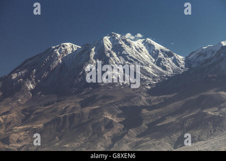 Vista ravvicinata del vulcano Vulcano Chachani vicino alla città di Arequipa, Perù. Foto Stock