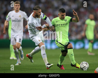 Sergio Ramos del Real Madrid (a sinistra) e Sergio Aguero di Manchester City combattono per la palla durante la semifinale della UEFA Champions League, seconda tappa al Santiago Bernabeu, Madrid. Foto Stock